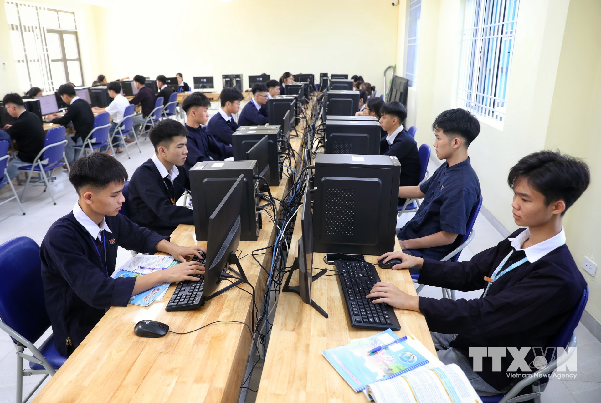 Trường DTNT THCS và THPT Nguyễn Tất Thành trang bị máy tính cho học sinh thực hành. (Ảnh: Danh Lam/TTXVN)